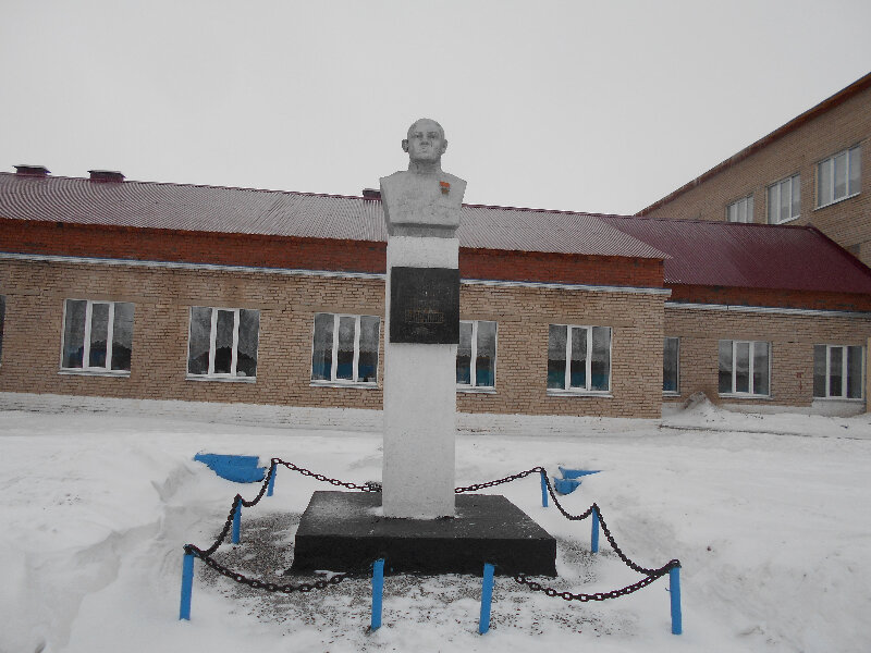 Памятник, мемориал Бюст Героя Советского Союза Нурми Халяфовича Шарипова, Республика Татарстан, фото