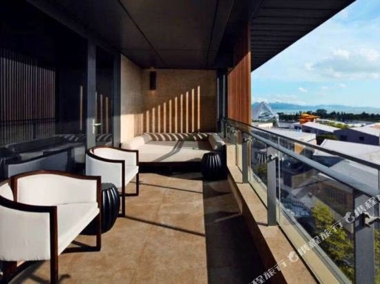 Фото Bay Breeze Hotel