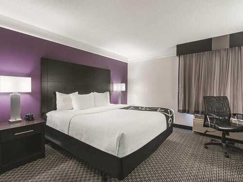 Гостиница La Quinta Inn & Suites by Wyndham Miami Lakes