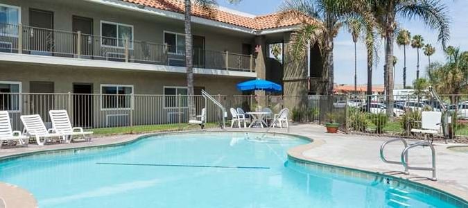 Фото Travelodge by Wyndham Hemet Ca