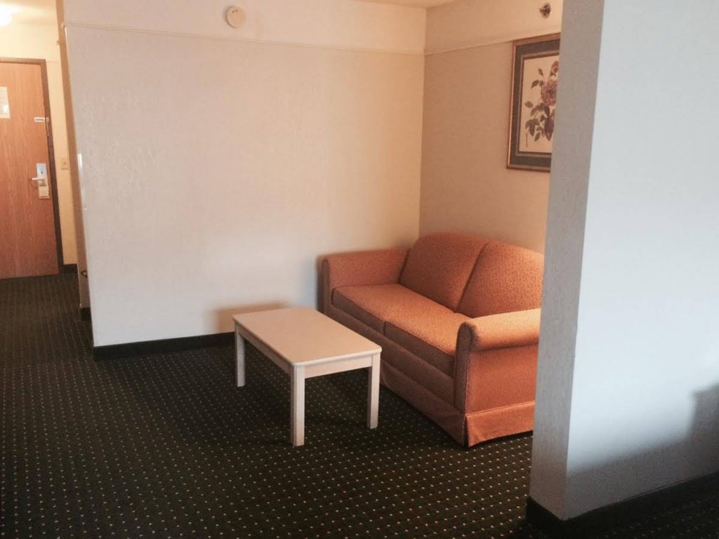 Фото Days Inn by Wyndham Kansas City International Airport