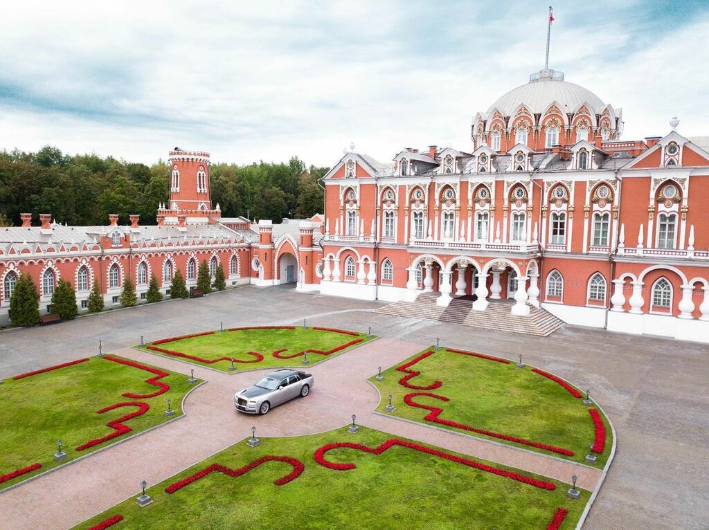 Петровский замок в москве