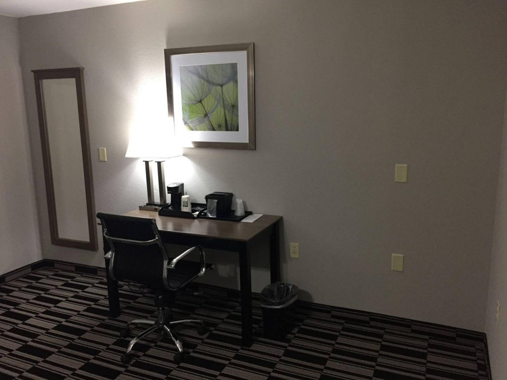 Фото Quality Suites Downtown Convention Center