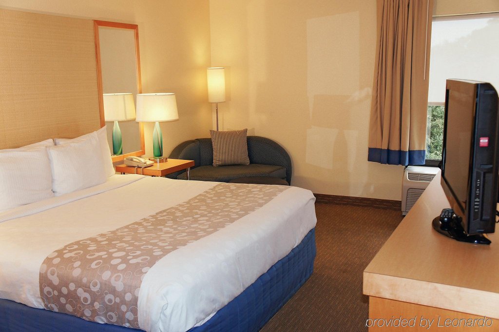 Фото La Quinta Inn & Suites by Wyndham Myrtle Beach - N Kings Hwy