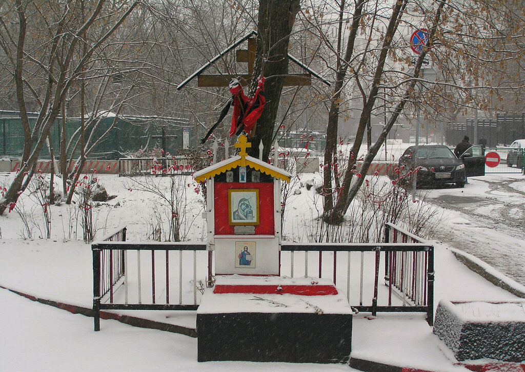 Chapel, memorial cross Monument to Defenders of the Parliament, Moscow, photo