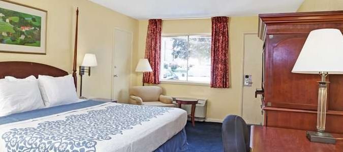 Фото Days Inn by Wyndham Newport News