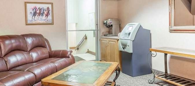 Фото Days Inn & Suites by Wyndham Lexington