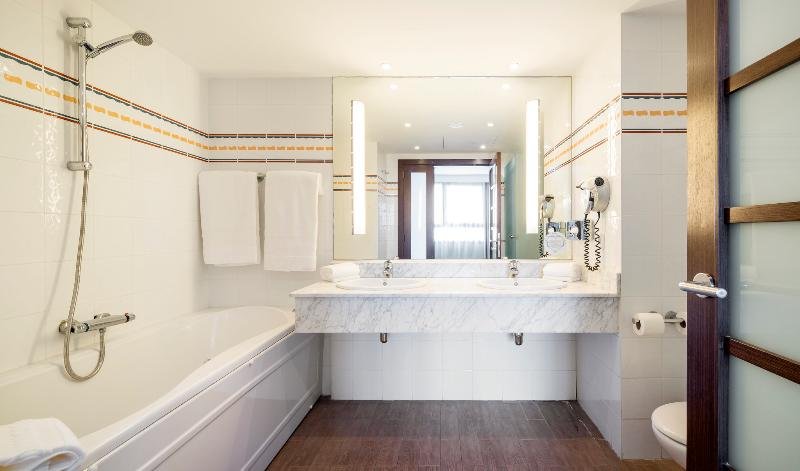 Фото Hotel Ilunion Valencia 4