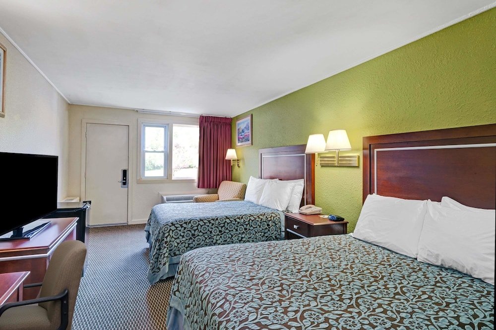 Фото Days Inn by Wyndham Kittery