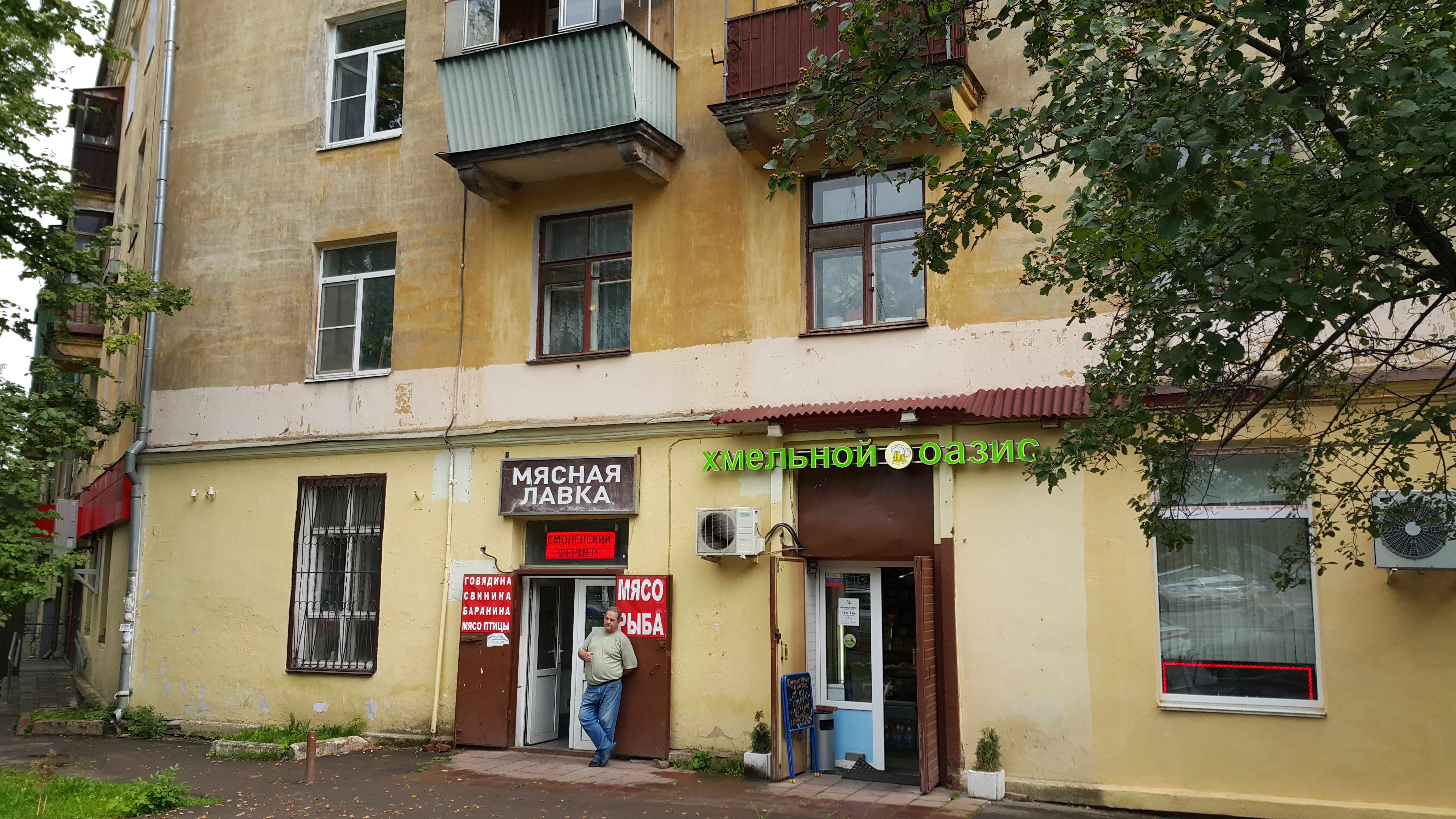 Разве узнается в этом зеленом оазисе Москва? Скорее - терраса где-нибудь на бере