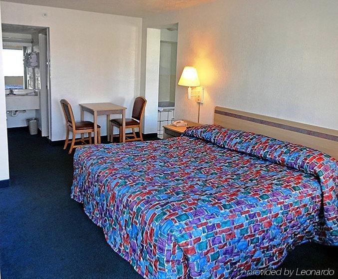 Фото Days Inn by Wyndham Indianapolis South