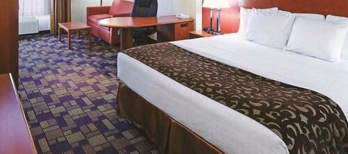 Гостиница La Quinta Inn & Suites by Wyndham Seguin