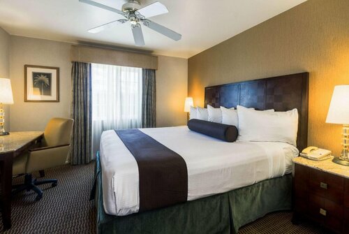 Гостиница Ramada by Wyndham Costa Mesa/Newport Beach в Коста-Меса