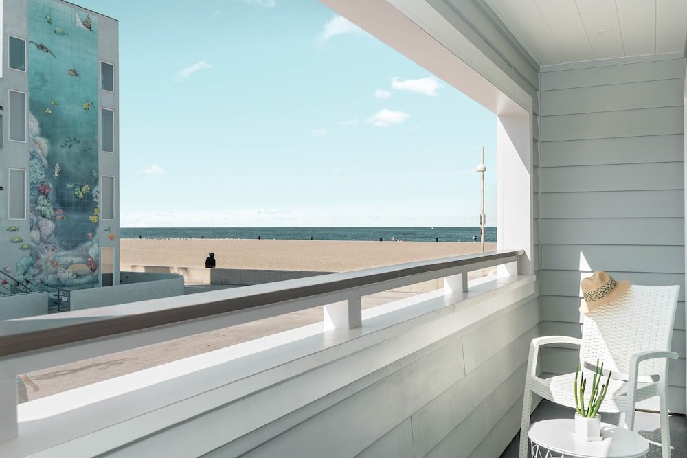 Фото Sea Sprite Oceanfront Hotel