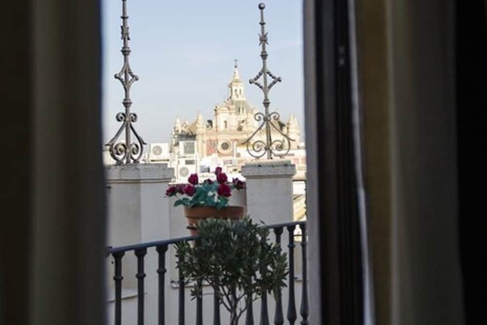 Фото Hotel Plaza Sevilla