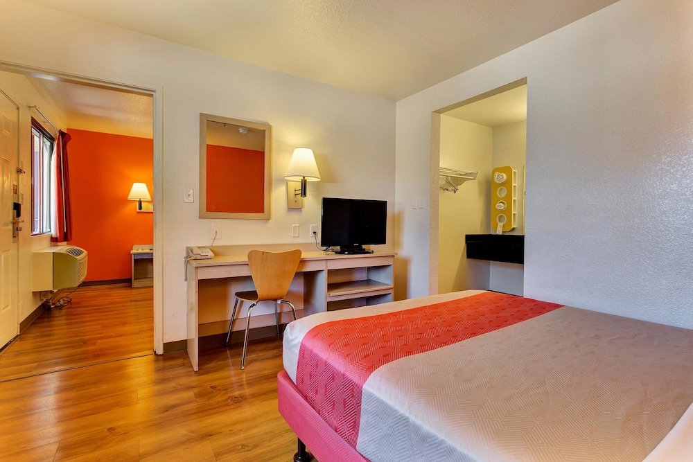 Фото Red Roof Inn & Suites Vallejo