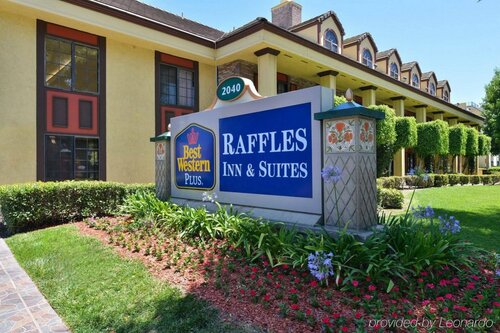 Внешний вид отеля Best Western Plus Raffles Inn & Suites в Анахайме, фото 2