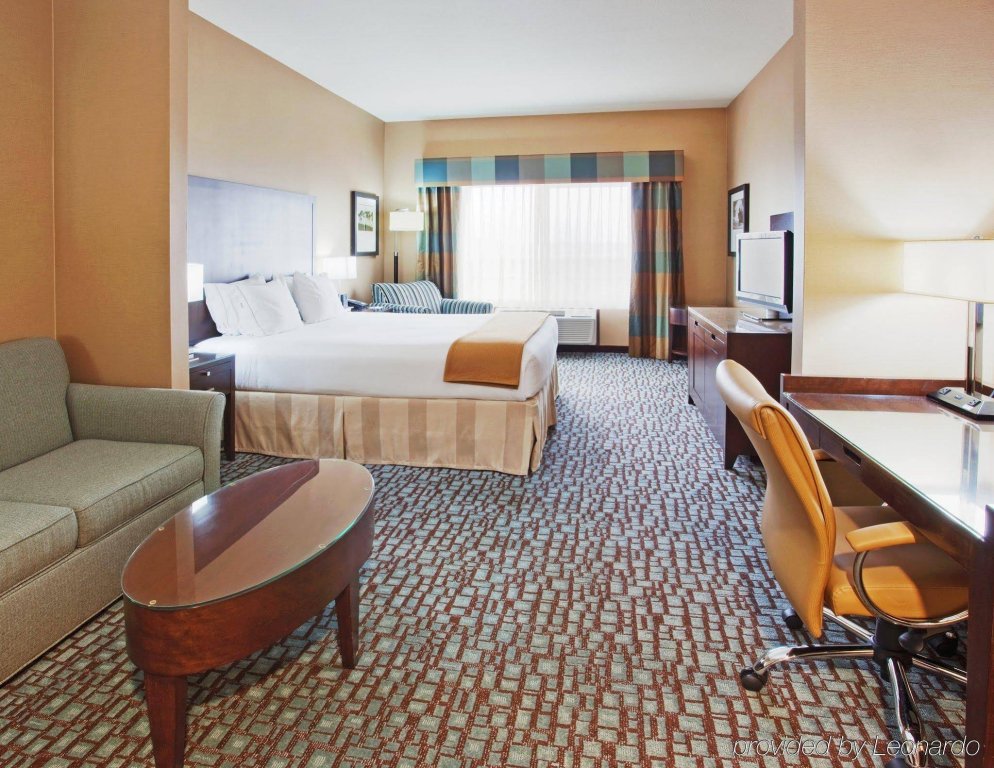 Фото Holiday Inn Express & Suites Salinas, an Ihg Hotel