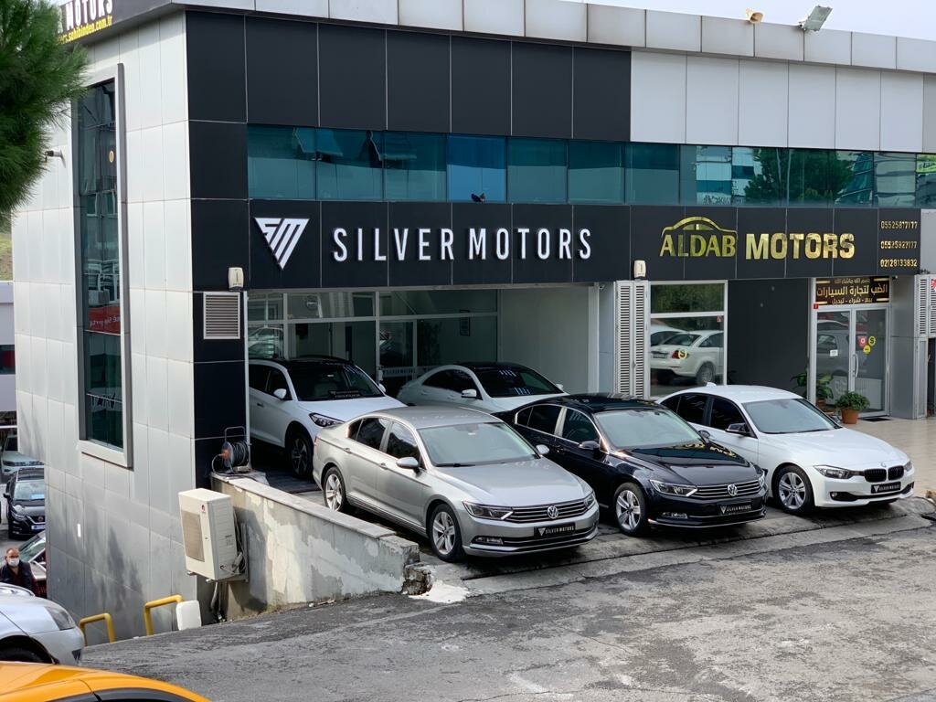 Sokak panoramaları Silver Motors, otomobil satış galerileri, 100. Yıl