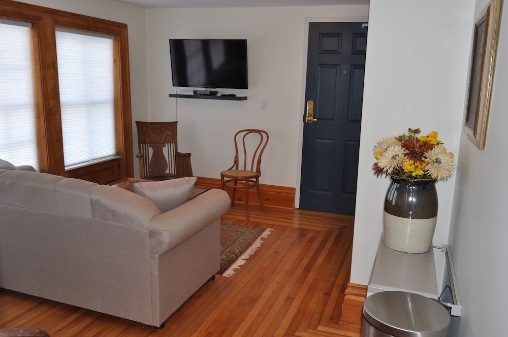 Фото Holman's Heritage Suites