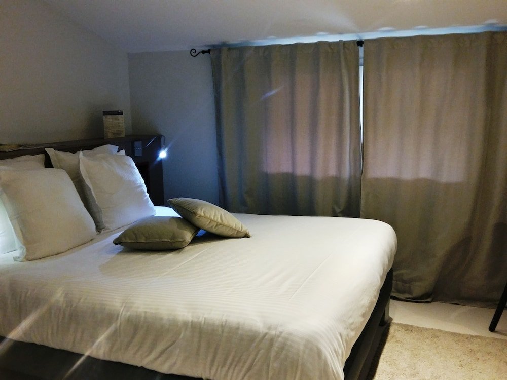 Фото Logis Hôtel Les Pages