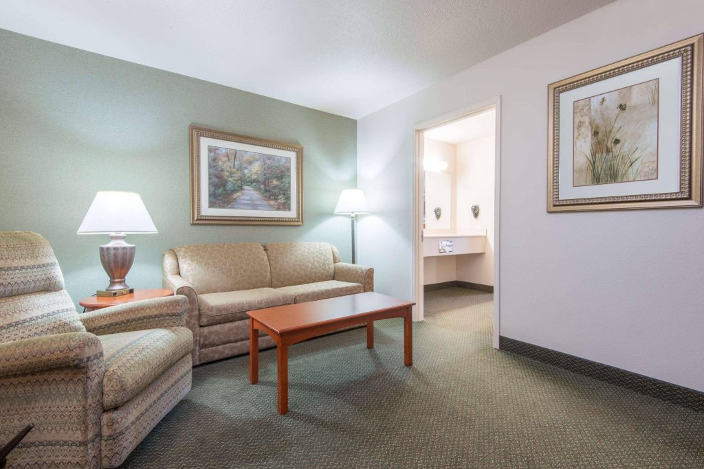 Фото Days Inn & Suites by Wyndham Bozeman