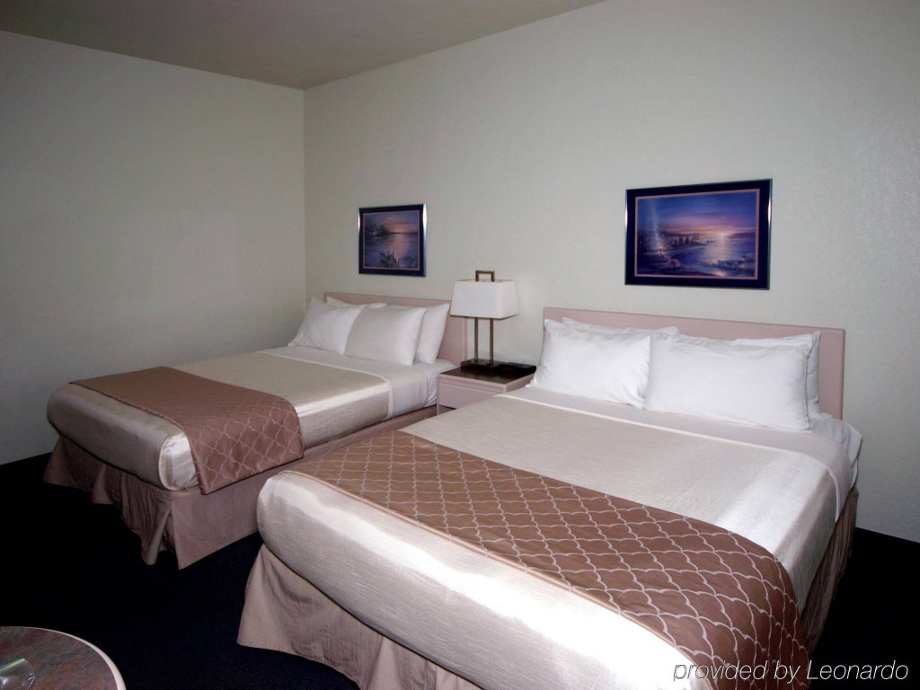 Фото Super 8 by Wyndham Dauphin