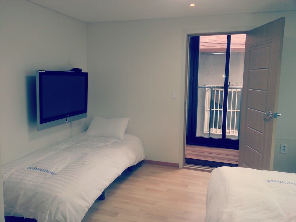 Фото Iu Guesthouse