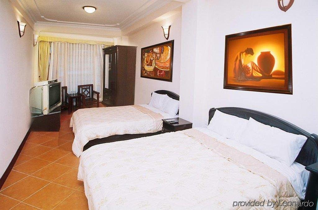 Фото Holiday Emerald Hotel