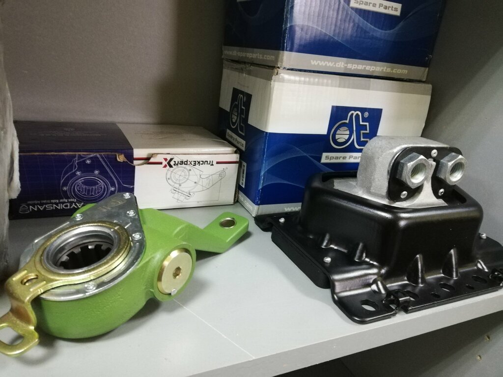 متجر قطع غيار ولوازم السيارات Spare parts for trucks and special equipment ، ، صورة