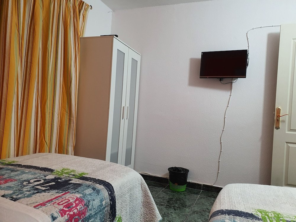 Фото Low Cost Room Plaza de Hierro IV