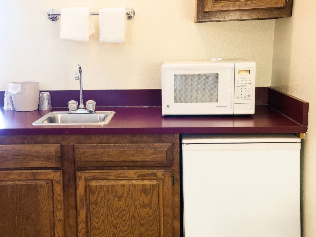 Фото Red Roof Inn & Suites Omaha - Council Bluffs