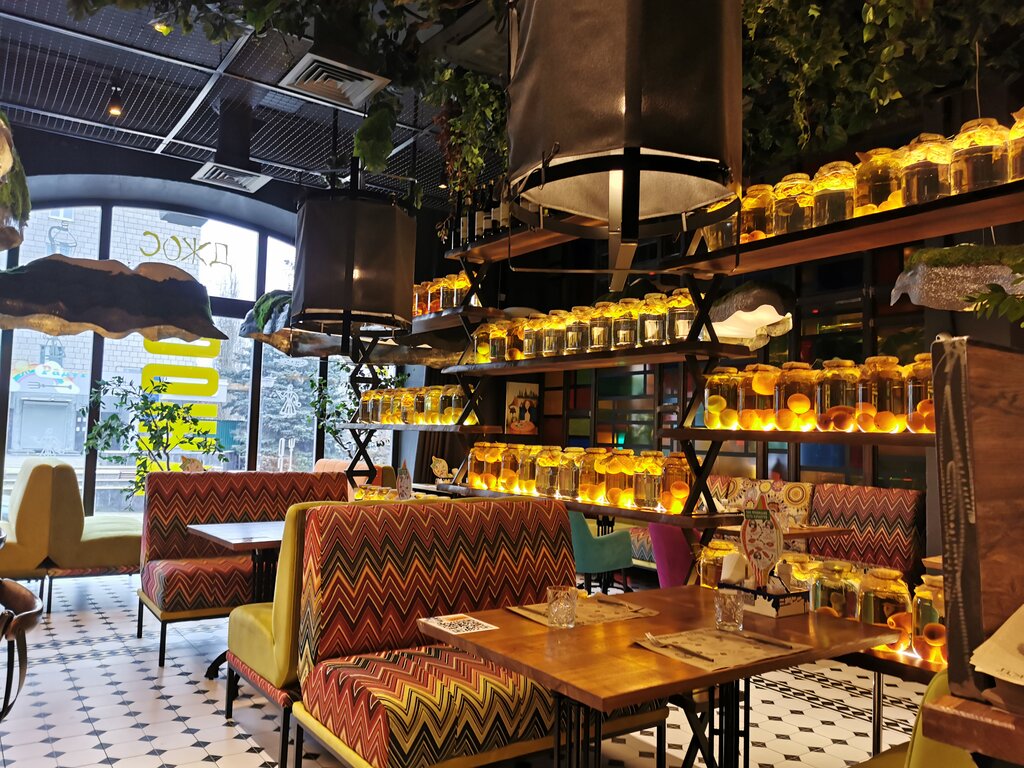 Letnie Kafe V Saratove Peshehodnaya Zona Lishilas Vosmi Letnih Verand A Makdonalds Mozhet Pereehat Agentstvo Delovyh Novostej Biznes Vektor