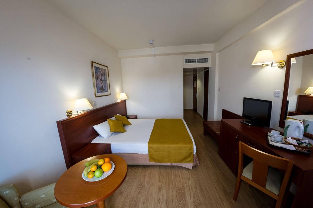 Фото Kapetanios Limassol Hotel