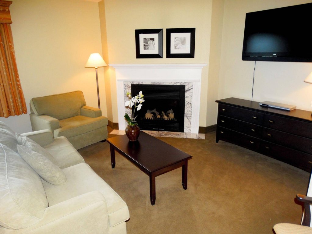 Фото Amsterdam Inn & Suites Sussex