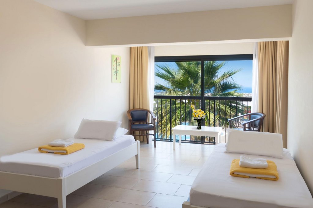 Фото Flamingo Beach Hotel