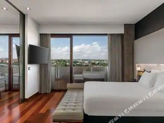 Фото Hilton Madrid Airport