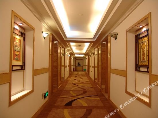 Фото Golden Lustre Hotel