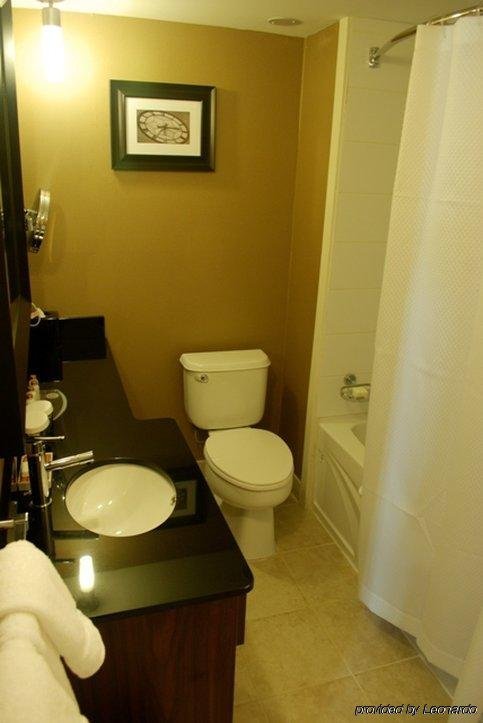 Фото Sandman Signature Toronto Airport Hotel