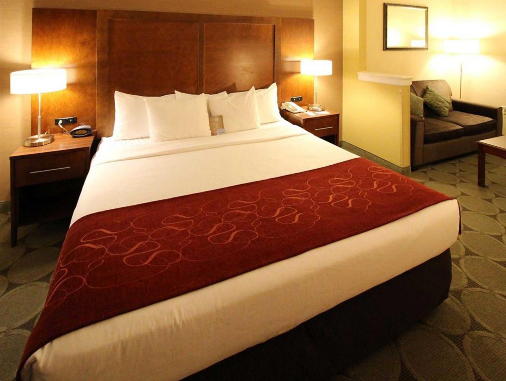 Фото Comfort Suites Near University