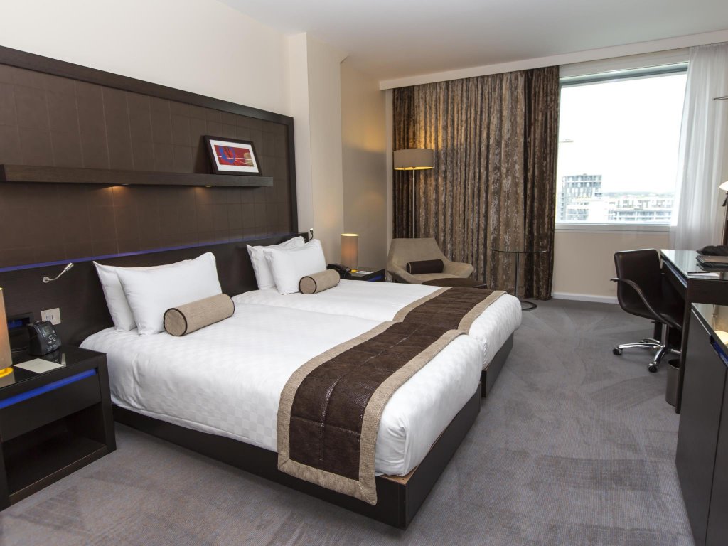 Фото Hilton London Canary Wharf