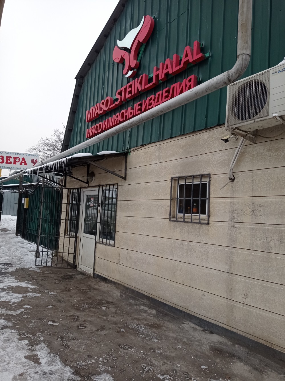 Жасырын камера әйелі сантехникті азғырады