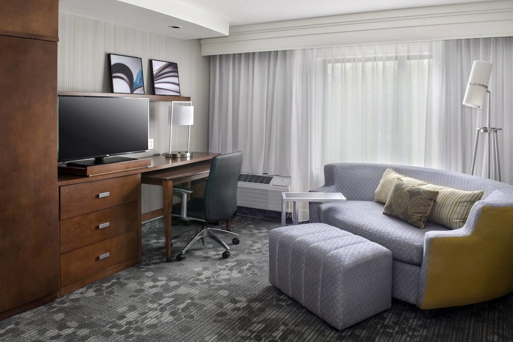 Фото Courtyard by Marriott Paramus