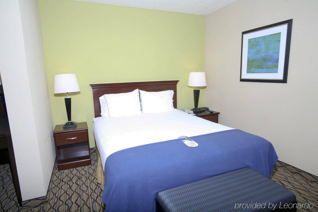 Фото Wingate by Wyndham Roseville/Detroit