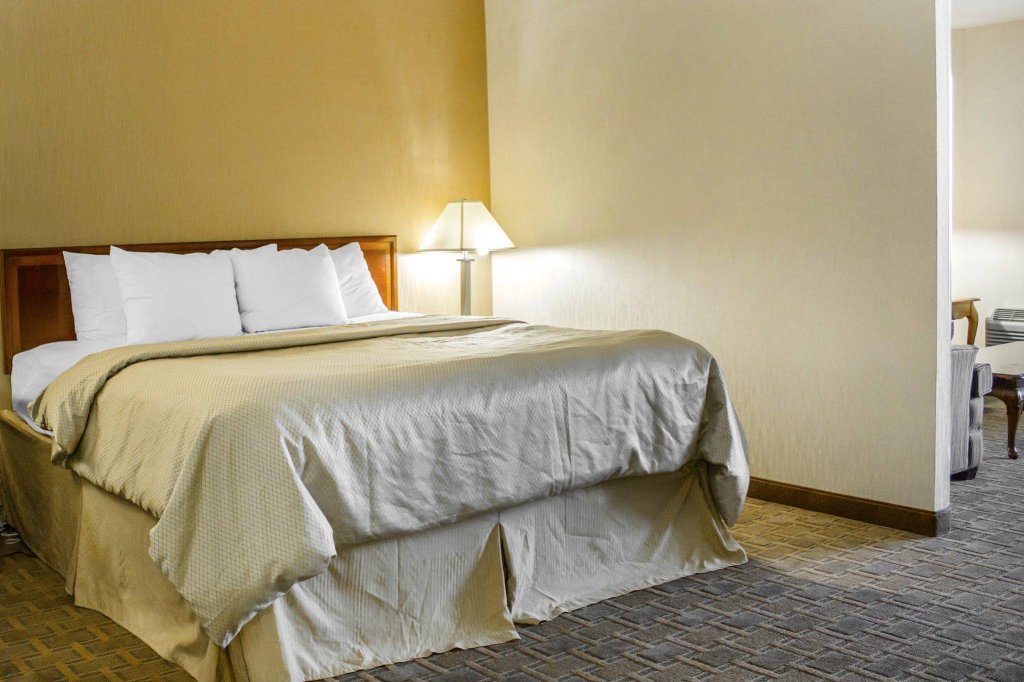 Фото Clarion Hotel Conference Center on Lake Erie