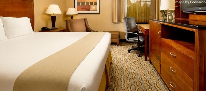 Фото Holiday Inn Express Fairfax - Arlington Boulevard, an Ihg Hotel