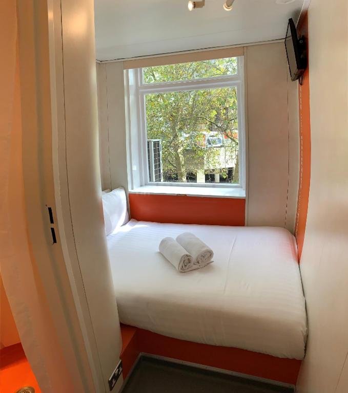 Фото EasyHotel London South Kensington