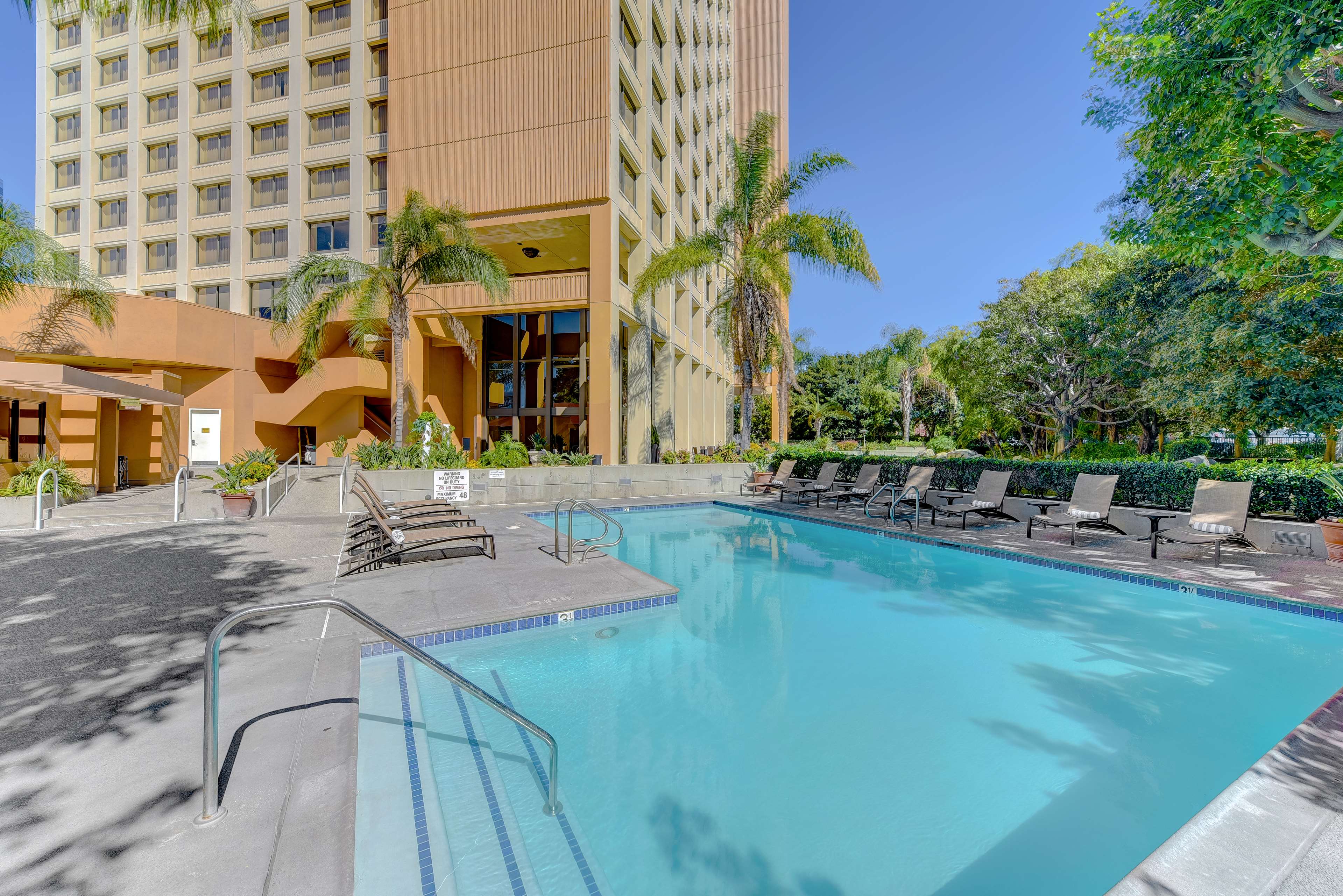 Фото Doubletree by Hilton Anaheim - Orange County