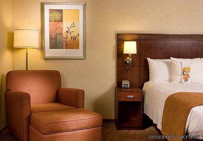 Фото Courtyard by Marriott Los Angeles - Sherman Oaks