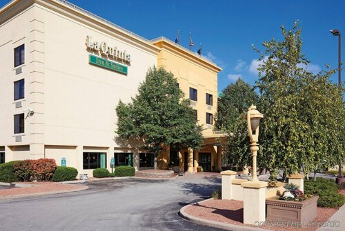 Гостиница La Quinta Inn & Suites by Wyndham Milwaukee Bayshore Area